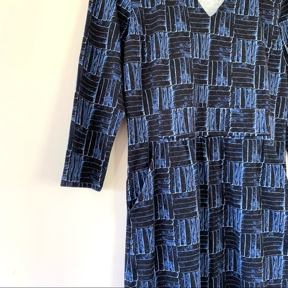 J. McLaughlin Sz M Printed Catalina Cloth Dress V Neck 3/4 Sleeve Black Blue - Picture 5 of 7